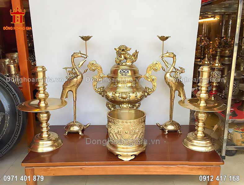 Bộ đồ thờ cúng bằng đồng vàng là dòng sản phẩm cao cấp tại Hoàng Gia